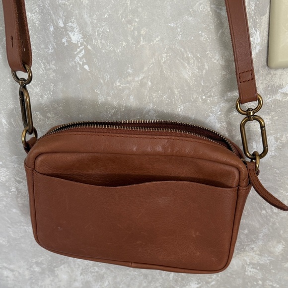 Madewell Handbags - Madewell The Carabiner Medium Crossbody Bag